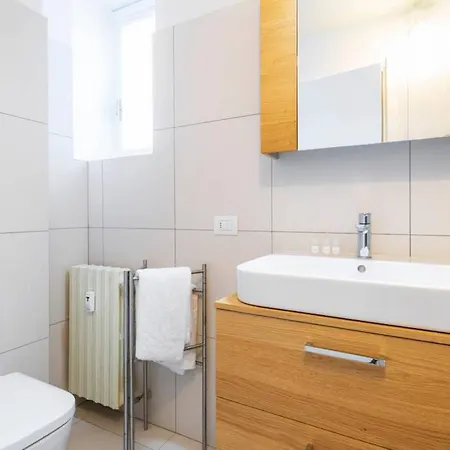Classy Milanese Near Sforza Castle Апартаменты Милан