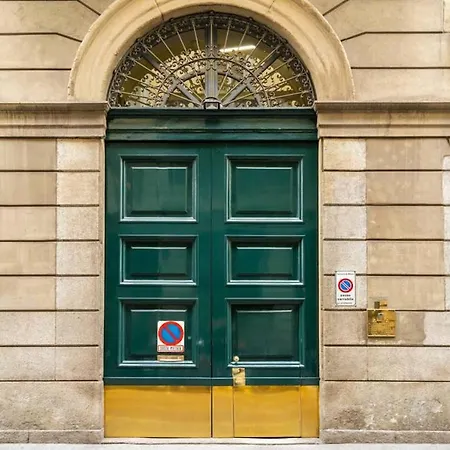 Classy Milanese Near Sforza Castle * Милан