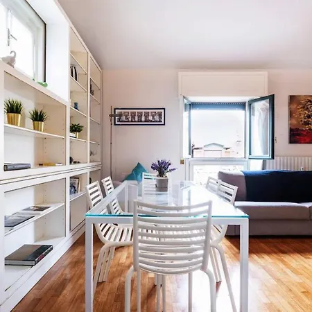 Апартаменты Classy Milanese Near Sforza Castle *