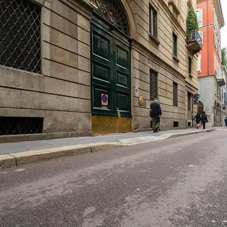 Classy Milanese Near Sforza Castle * Милан